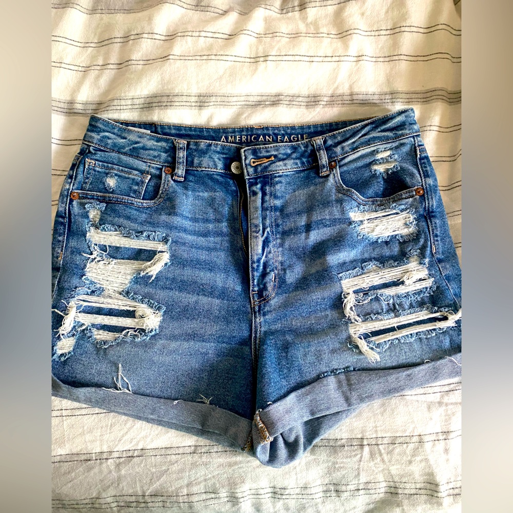 NEW AE shorts! ❤️🤍🩵